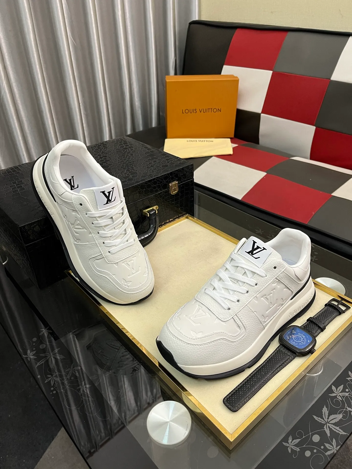 Men's shoes💰438⌚️⌚️《Louis vuitton/LV Louis Vuitton》original quality.~ Unique modern style sneakers. 🏃A must-have casual shoe for trendy men😍😍 Original brand imported from Italy, imported original leather, cowhide lining (refuses to discolor and grind feet) Sole: Original sole provided by the original factory, French lazy style design ⚠️Fit to the feet Original quality code number: 38-443️⃣Colors available